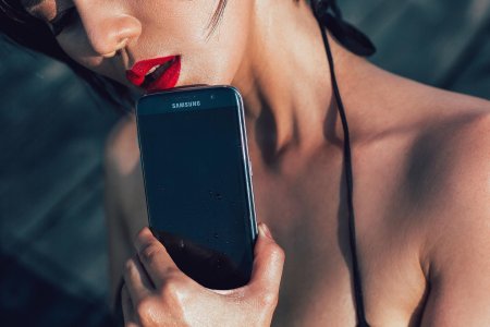 Красивая девушка с телефоном