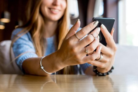 Смартфон в женской руке