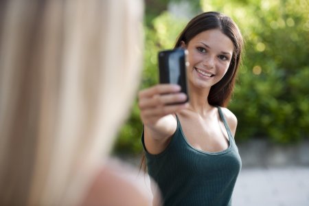 Девушка фотографирует на телефон