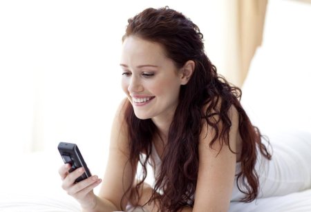 Девушка с мобильным телефоном в руках