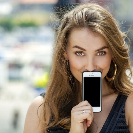 Девушка со смартфоном