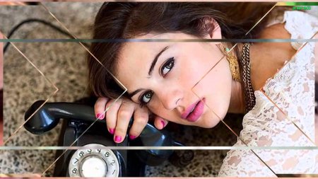 Девушка звонит по телефону