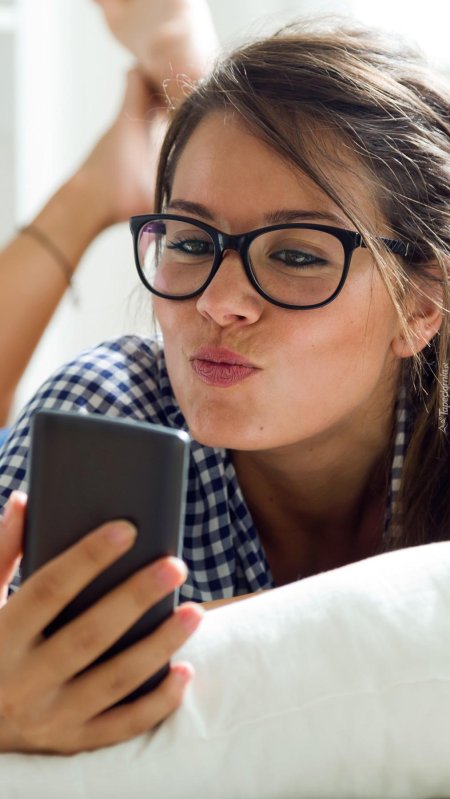 Девушки с телефоном