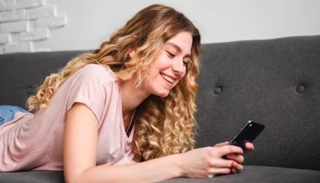 Девушки с телефоном