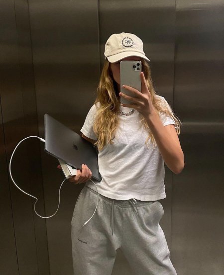 Девушки с айфоном