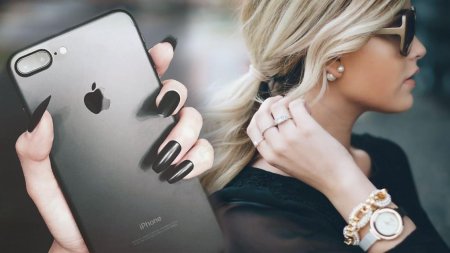 Девушки с айфоном