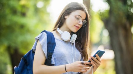 Девушки с телефоном