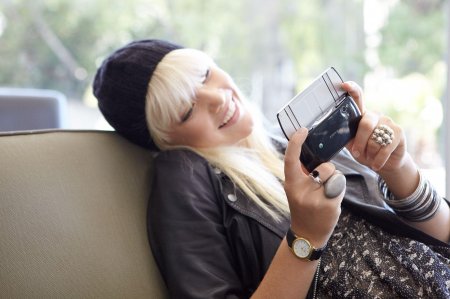 Девушки с телефоном