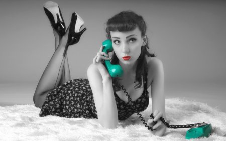 Женщина с телефонной трубкой