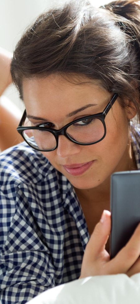 Девушки с телефоном