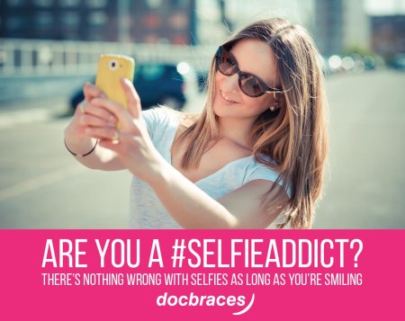 Девушка делает селфи