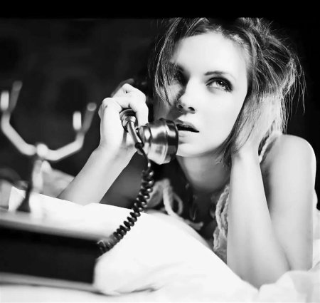 Девушка с телефонной трубкой