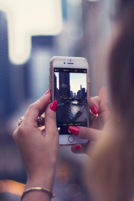 Фотографирует на телефон