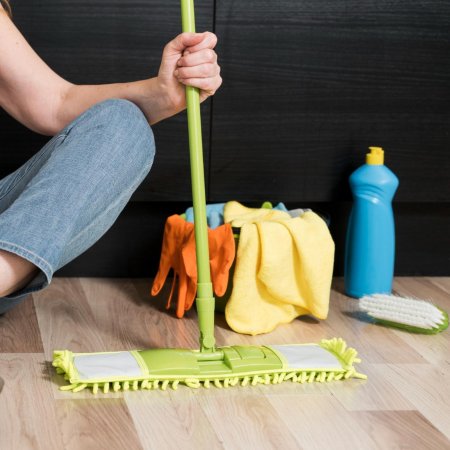 Подросток со шваброй