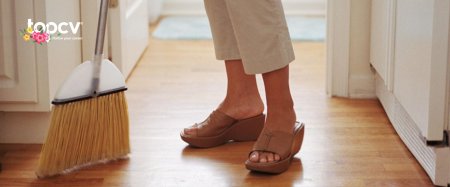 Подметает пол