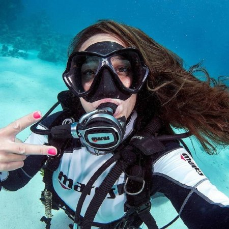 Девушка с аквалангом