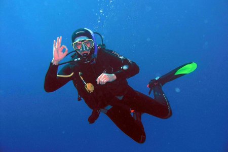 Водолаз под водой