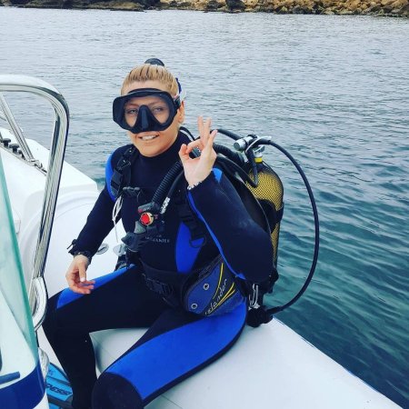 Девушка с аквалангом