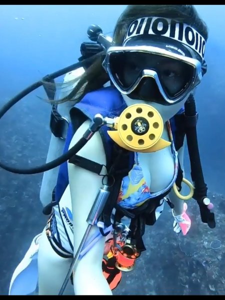 Девушка аквалангист