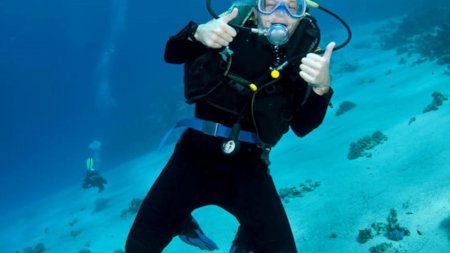 Аквалангист на дне