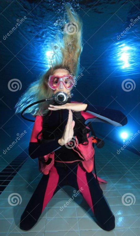 Женщина аквалангист