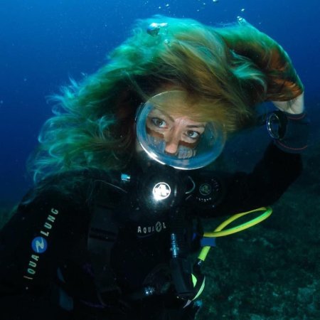 Девушка с аквалангом