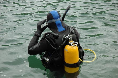 Водолаз под водой