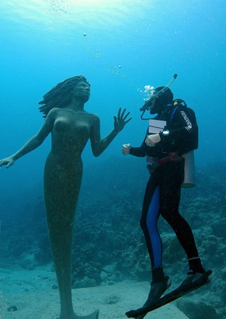 Русалка под водой