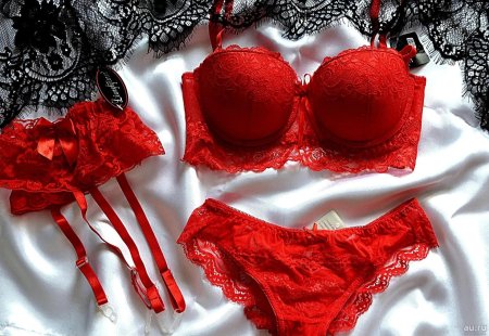 Комплект нижнего белье красный