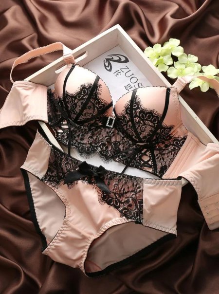 Комплект нижнего белья красивый