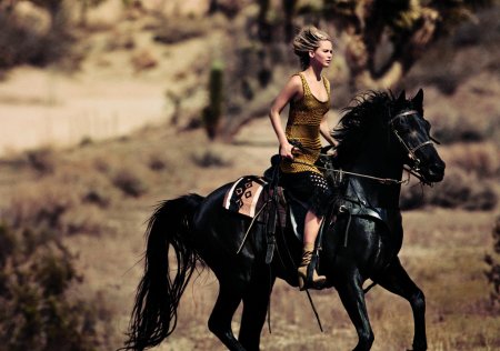 Дженнифер лоуренс на коне