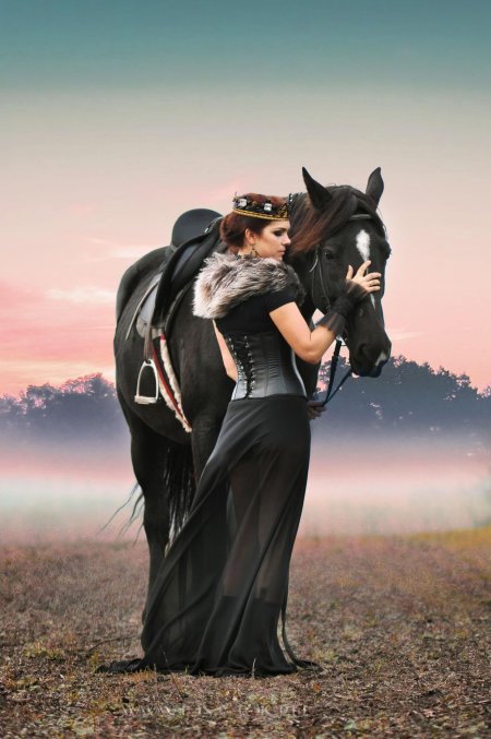 Фотосессия с черной лошадью
