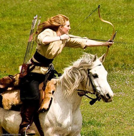 Амазонка на лошади