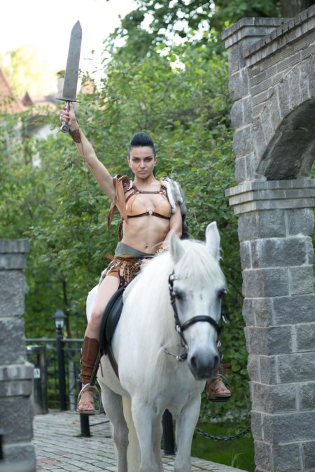 Зена королева воинов на лошади