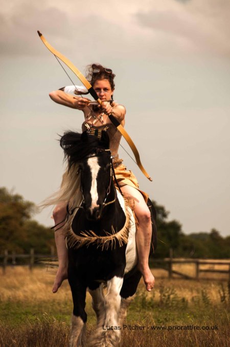 Амазонка на лошади