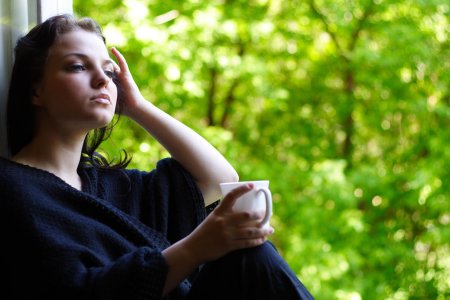 Женщина задумчивая