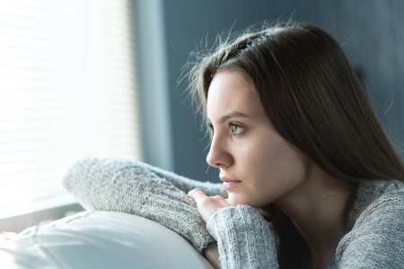 Задумчивая девушка