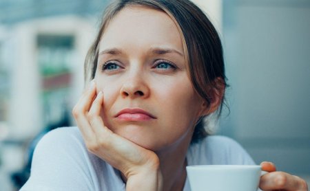 Задумчивая женщина