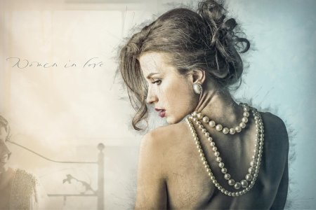 Бусы на женщине