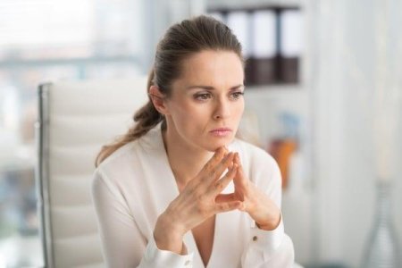 Задумчивая женщина