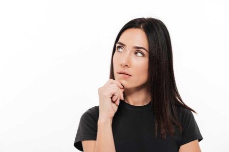 Задумчивая девушка