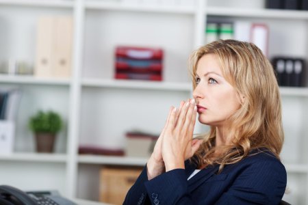 Задумчивая девушка