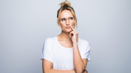 Девушка задумалась