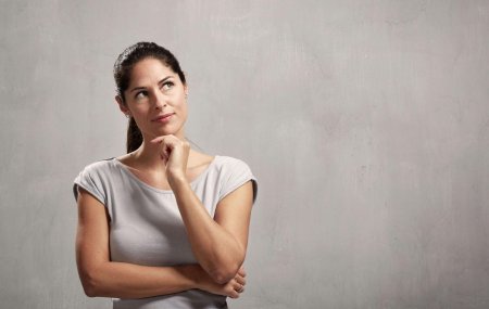 Женщина в раздумьях