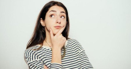 Задумчивая девушка