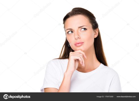 Женщина на белом фоне смотрит в сторону