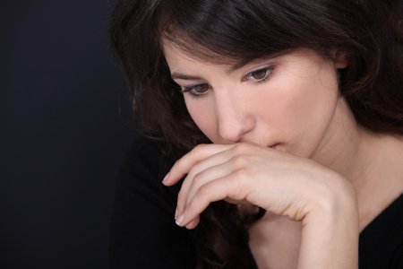 Женщина задумчивая