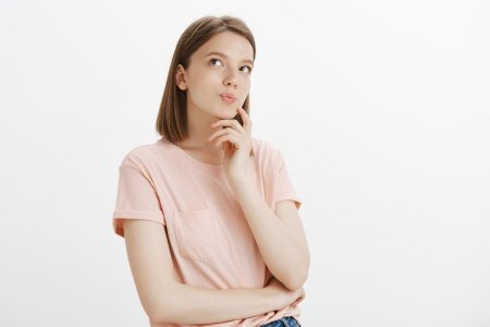 Задумчивая девушка