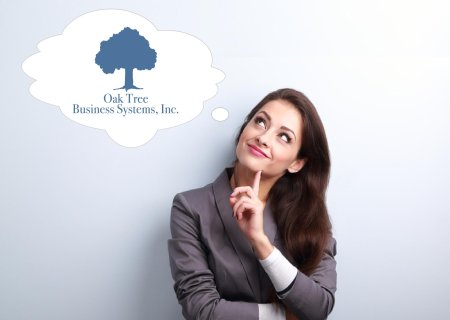 Деловая девушка задумалась