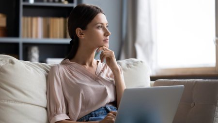 Задумчивая девушка